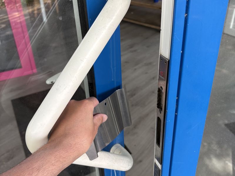 Ouverture d'une porte claquée sans dégât par Astrolabe Solutions à Rouen